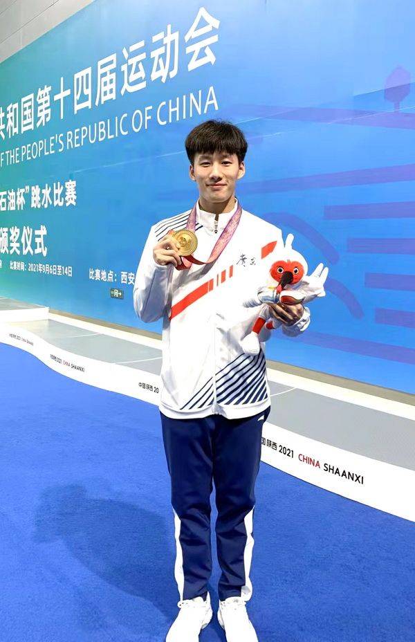在上午率先进行的双人3米板比赛中,吴鲁贤/胡宇康一路领先,以243.