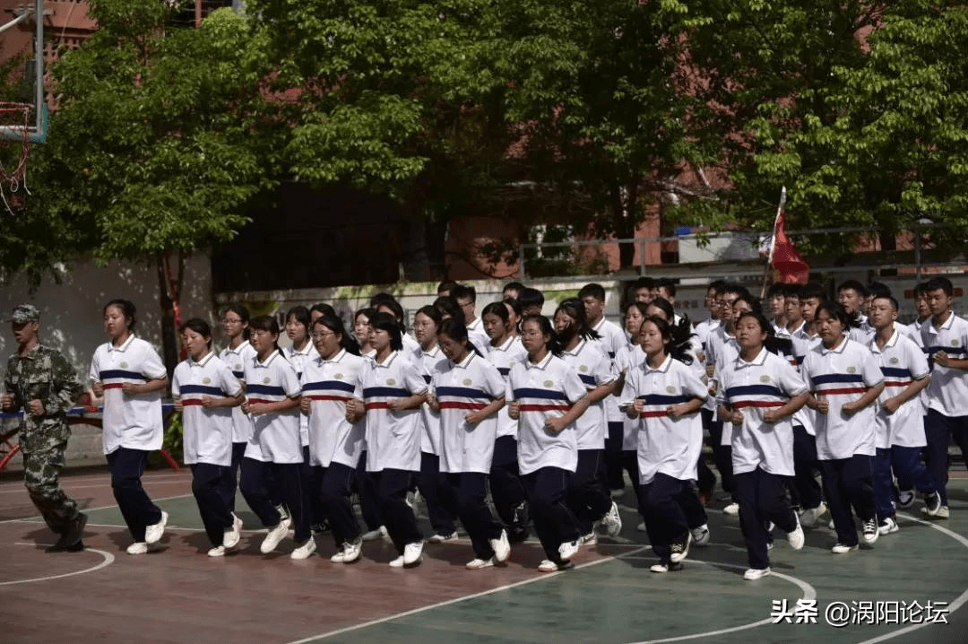 两点,涡阳三中2021级高中新生军训成果展暨表彰大会在校内篮球场举行