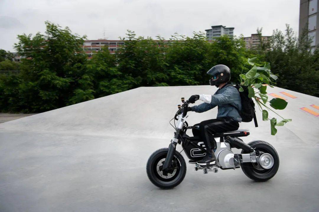 宝马可能被电到了,又发布一款概念电动摩托车ce 02