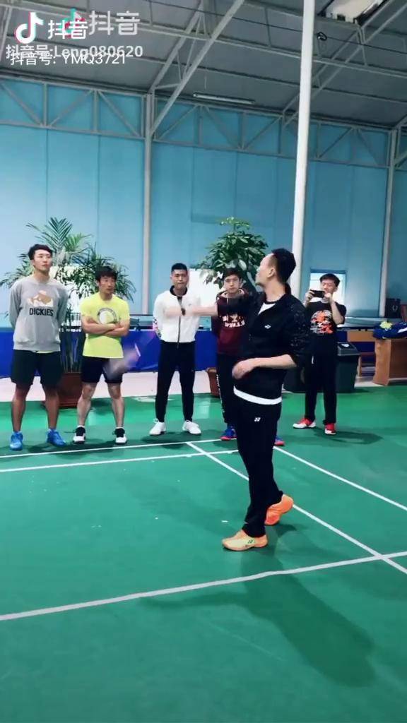 羽毛球高远球赵政毅教练提出两点一先转左脚以脚跟为支点转二不要顶肘