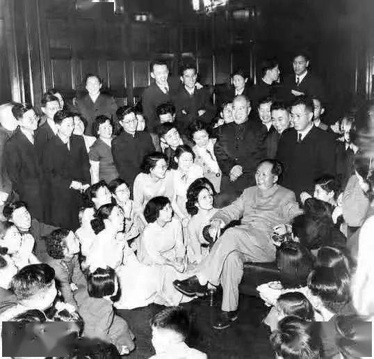 今天,怀念伟大领袖毛泽东!_中国使馆