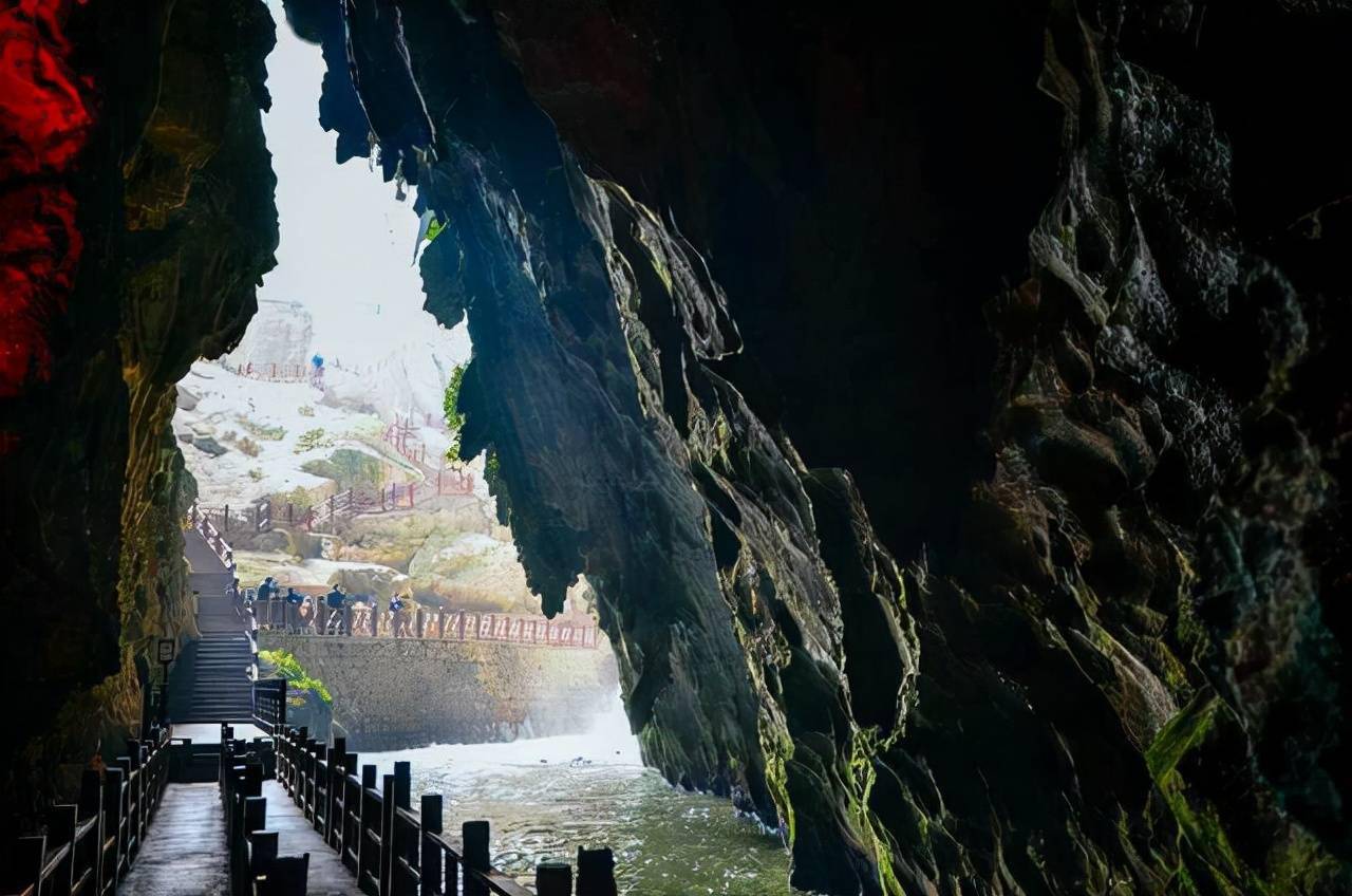 贵州龙宫景区不仅有梦幻的溶洞,众多瀑布飞湍,还有雄伟的洞窟