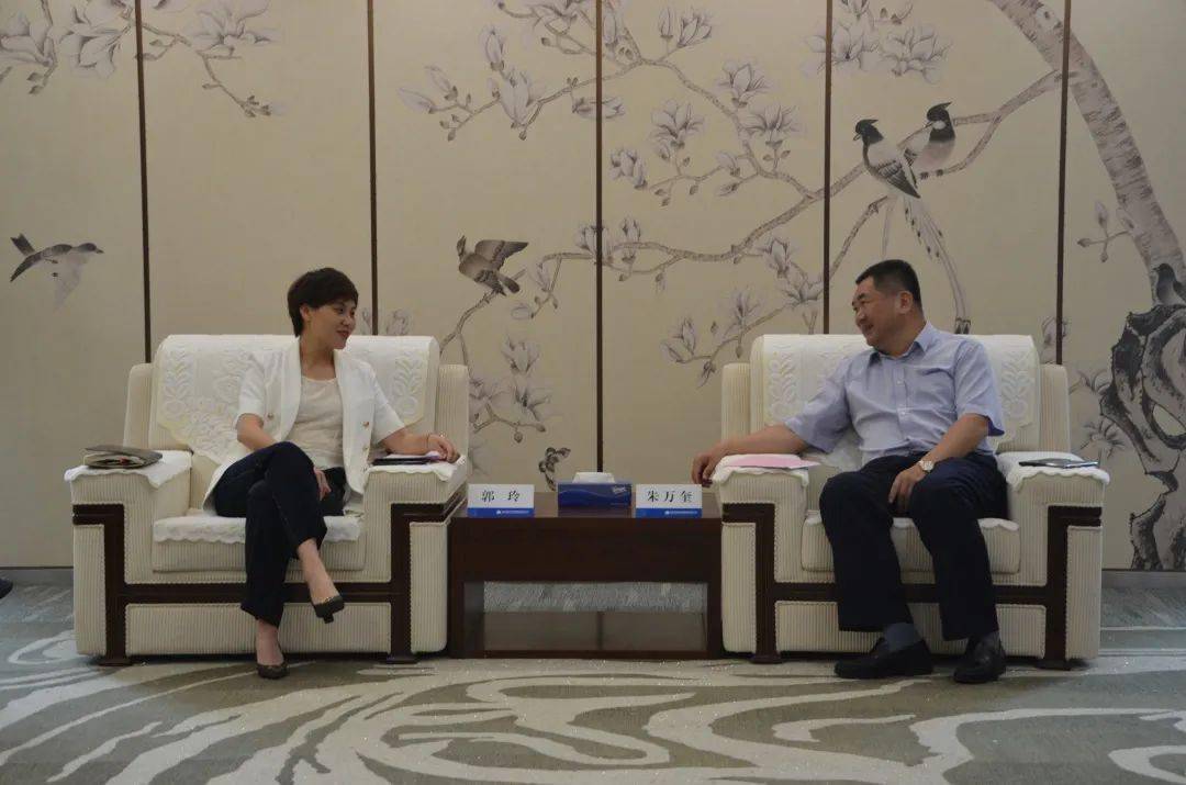 郭玲欢迎包括清能集团在内的优秀企业加大对咸丰的投资,在新型城镇化