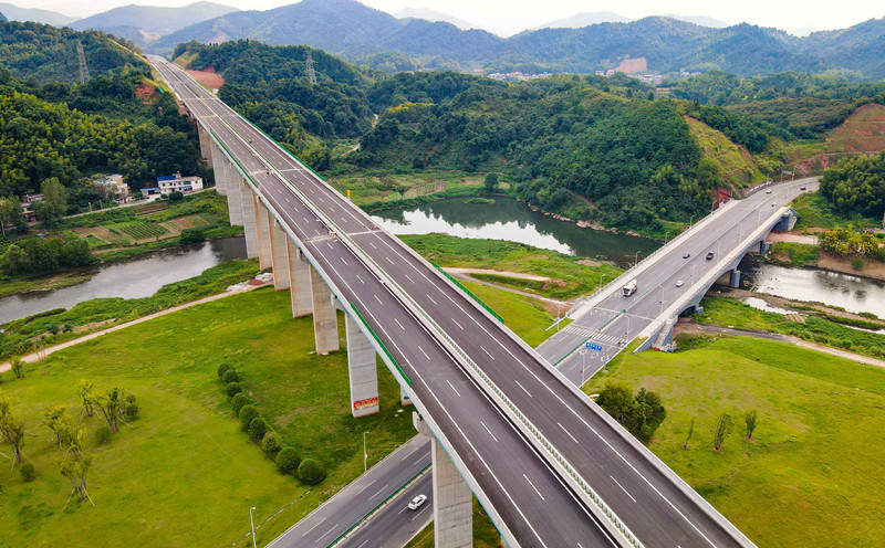 "江西最美高速公路"即将通车"天路"壮美如大片