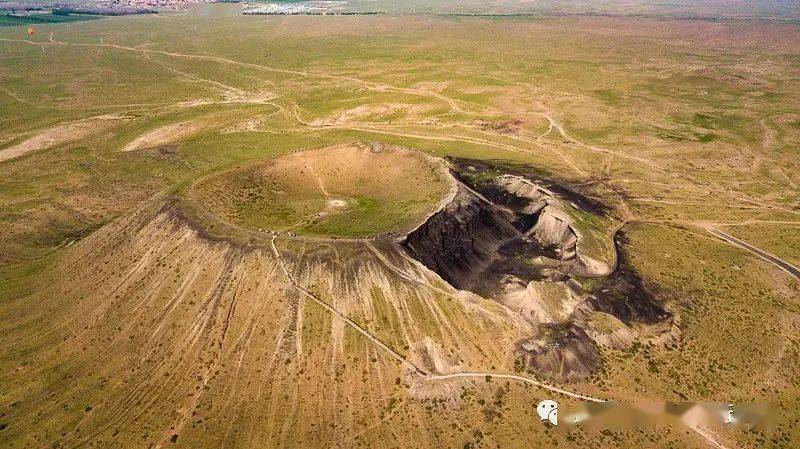 经大兴安岭的阿尔山—柴河火山群,锡林浩特—阿巴嘎火山群,南抵察哈尔