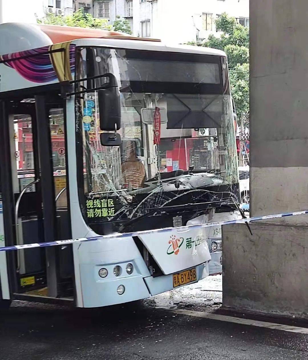 广州一公交车因避让非机动车撞桥墩车上多人受伤