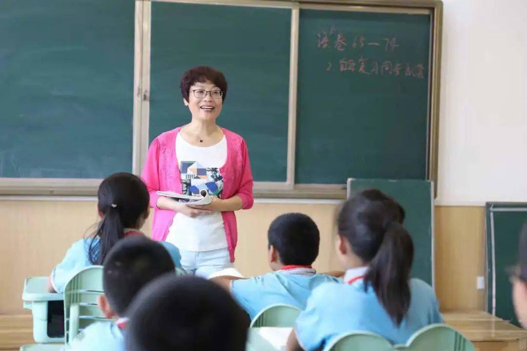 【最美教师】 青岛大枣园小学褚伟伟:50岁的50堂直播课 三十余载不改