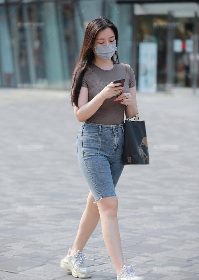 方法|灰色针织短袖搭配五分紧身牛仔裤，臀大胯宽也能穿，还很有女人味