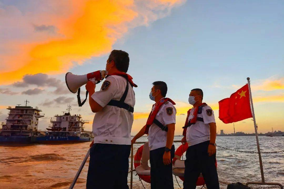 长江浩浩荡荡,奔腾不息.