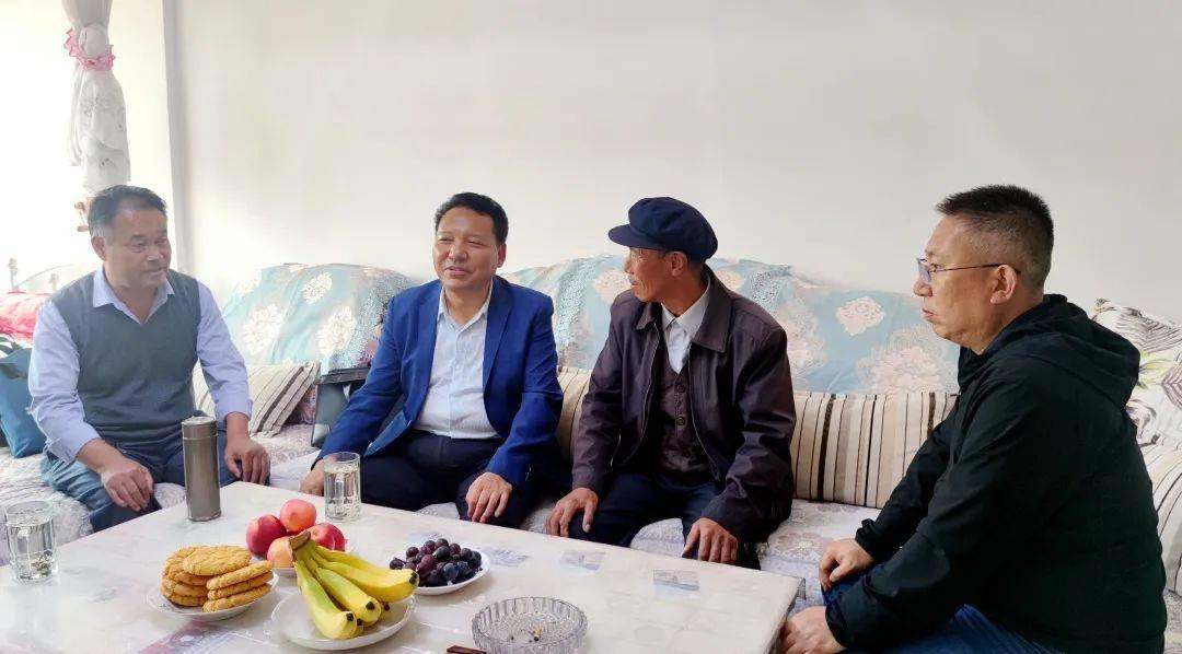 陈维山深入中铺镇开展入户走访工作