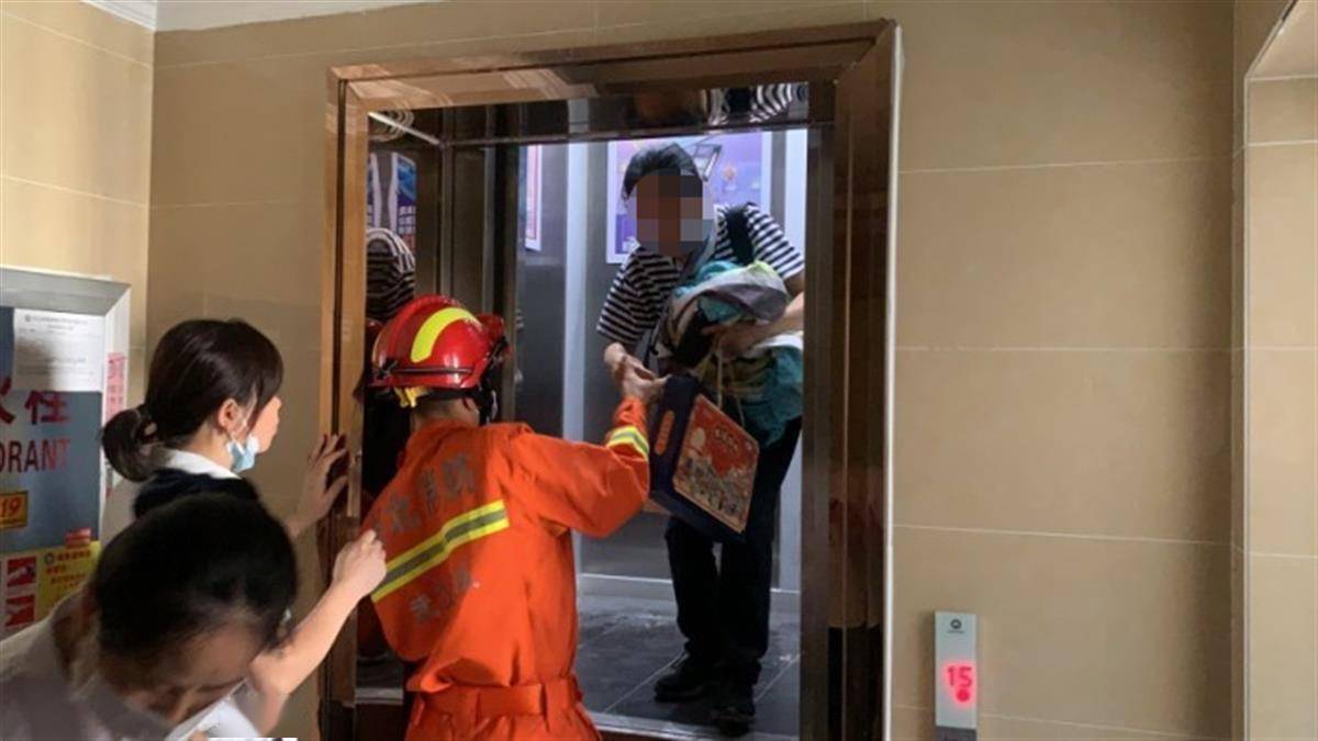 小区电梯故障一女子被困 武汉消防成功解救