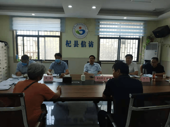 开封市杞县县委书记韩治群接待群众来访