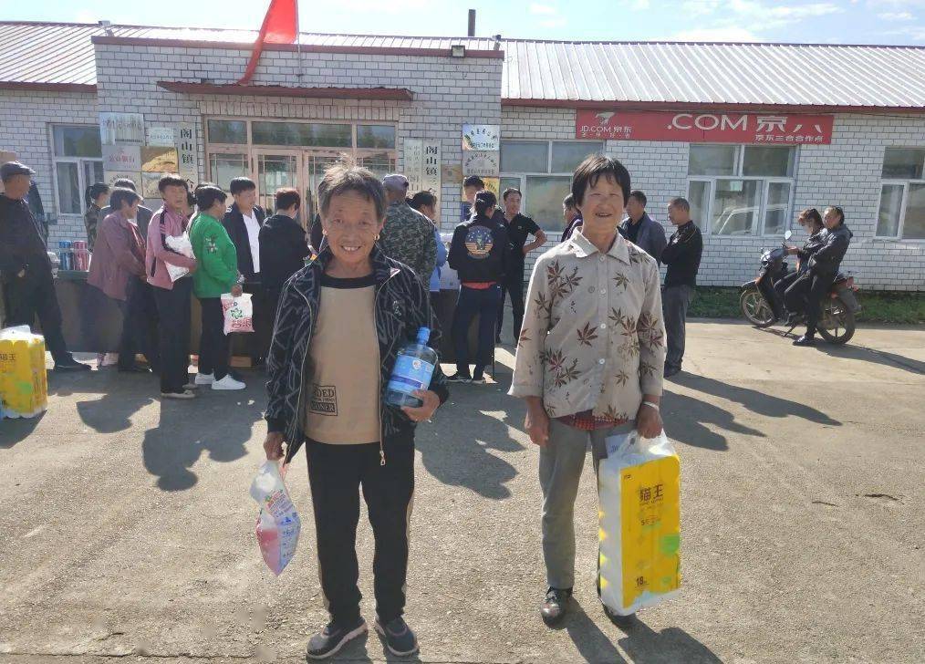 阁山镇三合村:"公益银行"集中兑换奖品