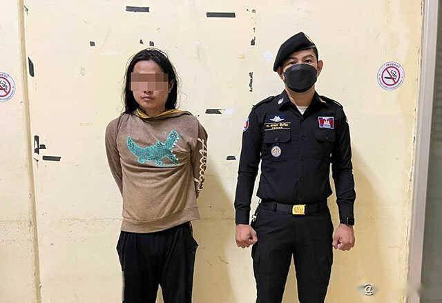 喝醉被责备,柬埔寨一不男子持刀砍伤父亲_嫌犯