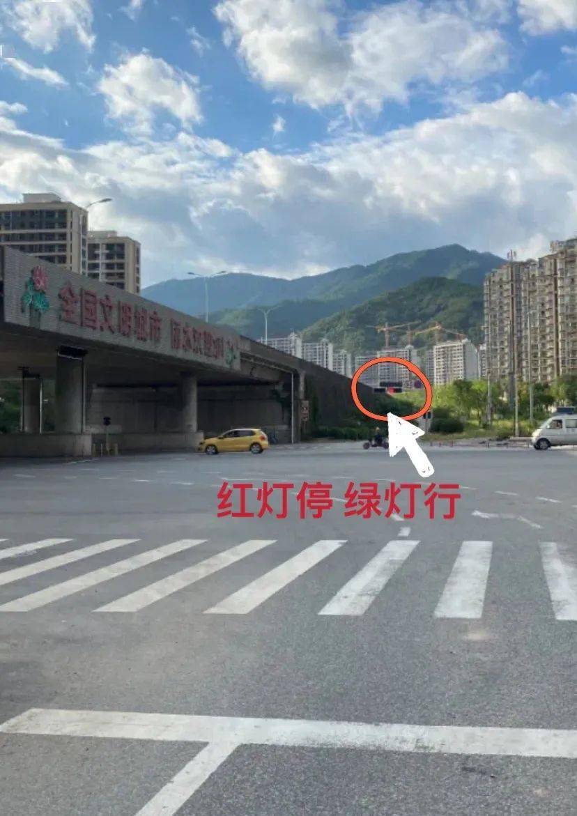 这个红灯闯还是不闯丽水城区这个十字路口的红绿灯令人迷惑