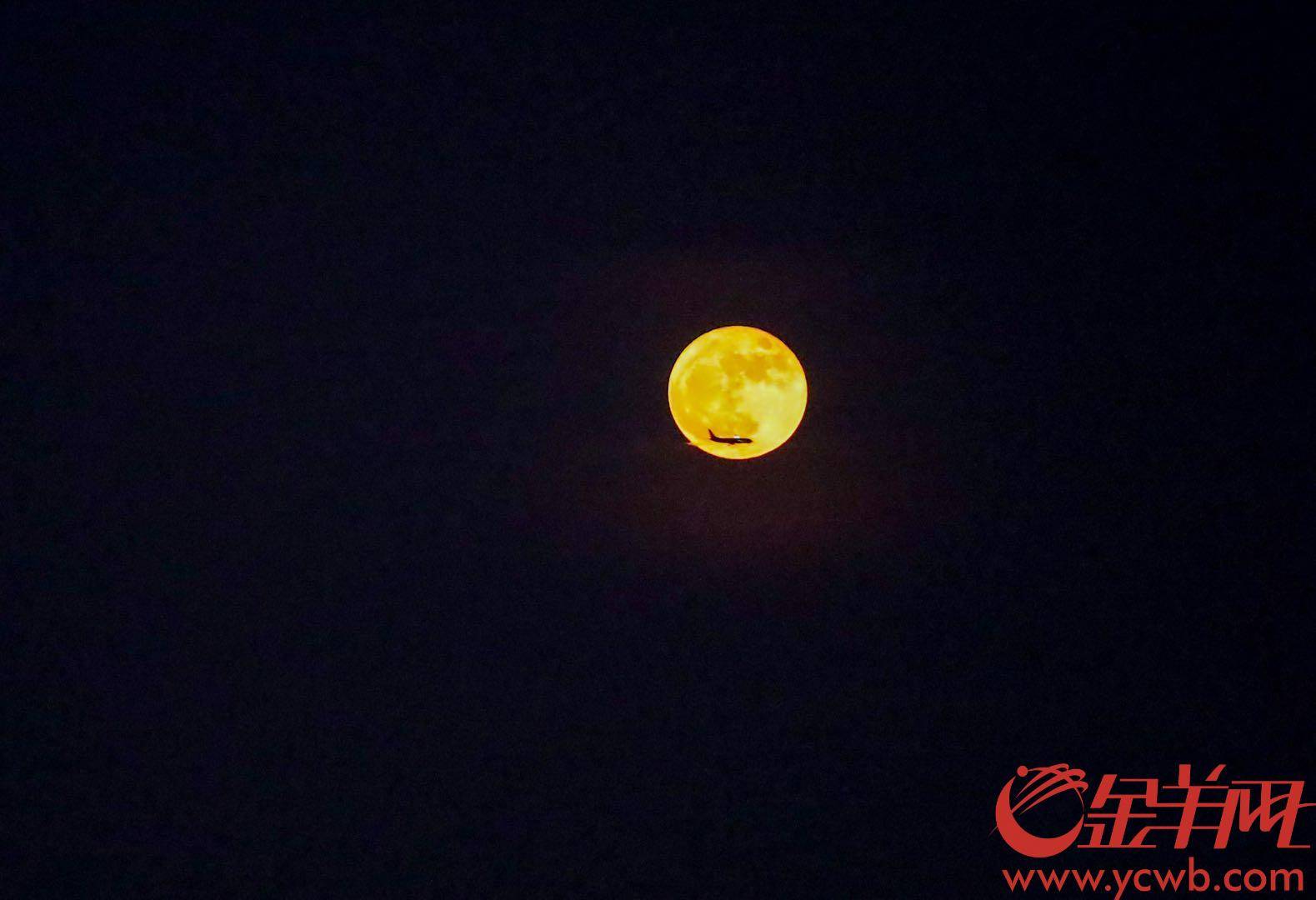 2020年10月2日,一架降落深圳宝安机场的飞机在月亮前横过
