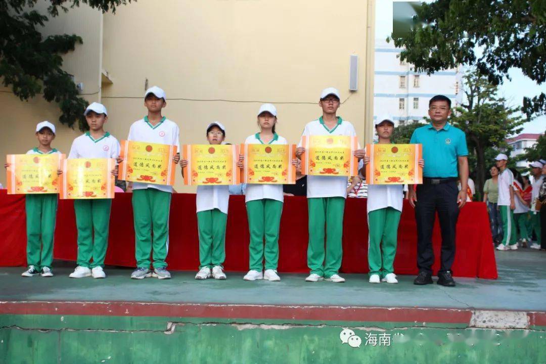 嘉积三中举行2021级新生军训会操表演活动