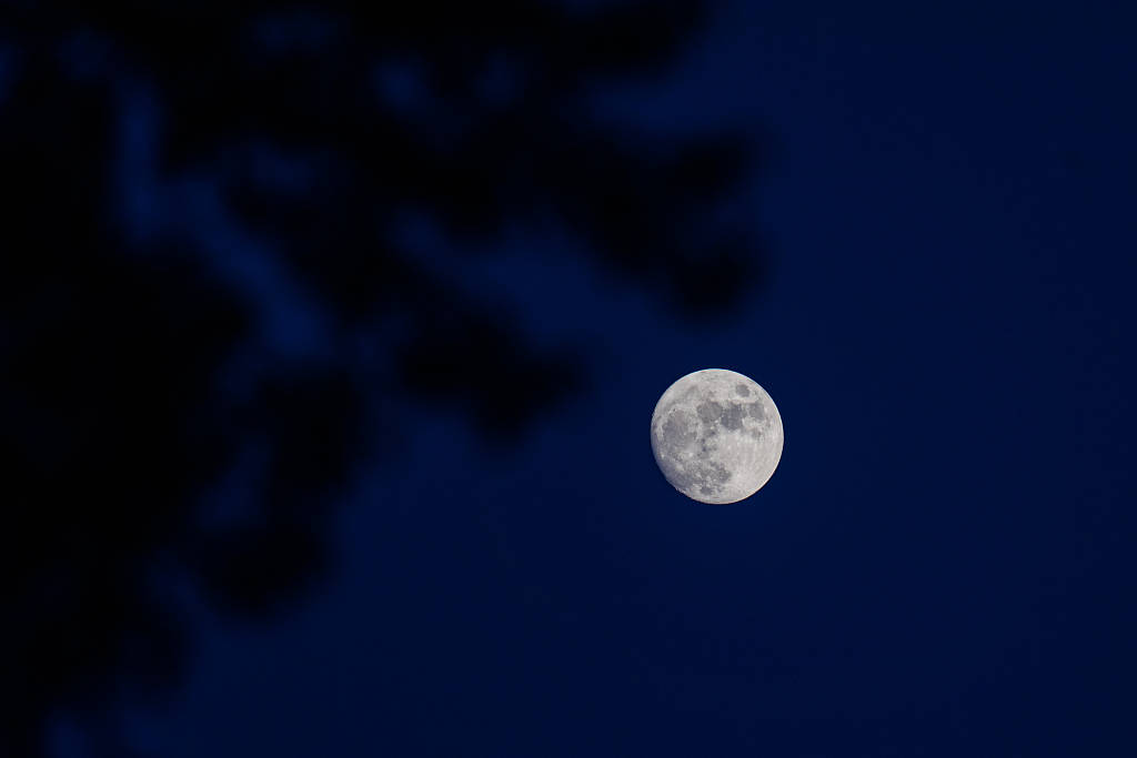 中国|江西赣州：夜幕中渐盈凸月景观壮美