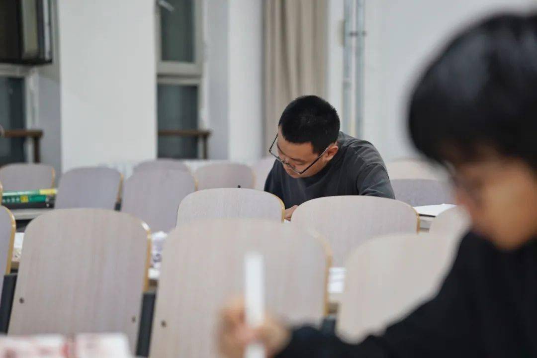 宿舍楼内的自习室桃李湖畔咖啡馆食堂里书山有路勤为径学海无涯苦作舟