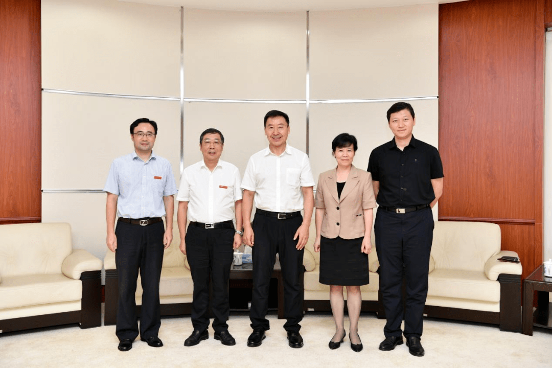 合影从左到右 依次为江西中医药大学副校长刘潜,江西中医药大学党委