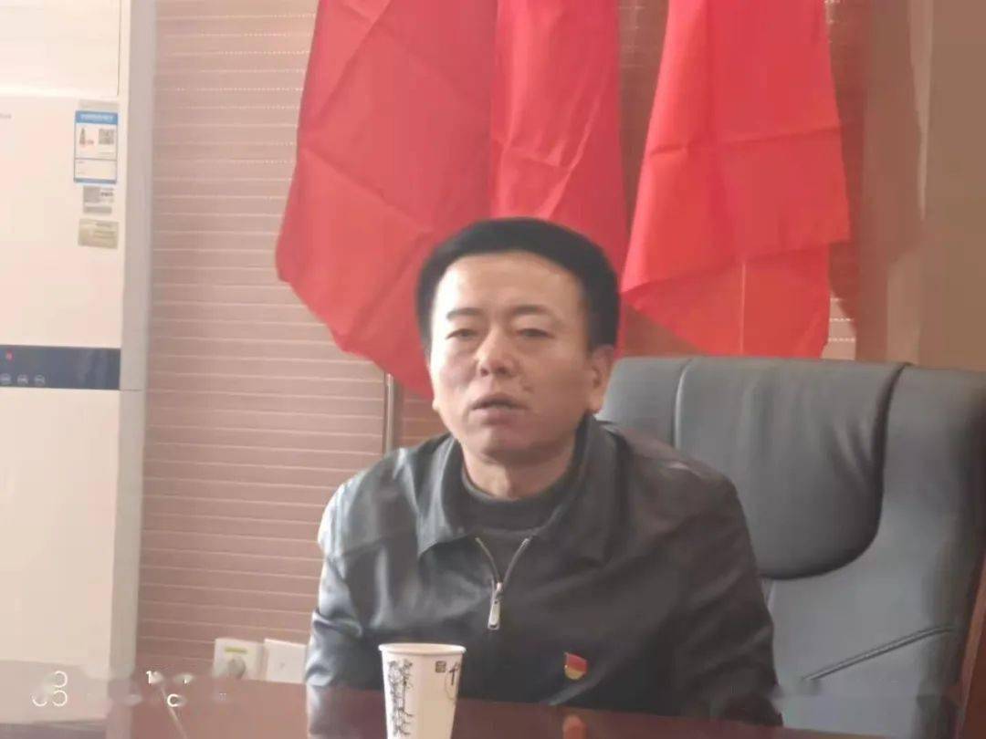 12月21日上午,余干二中召开中层以上干部会议,宣布余干二中党委书记