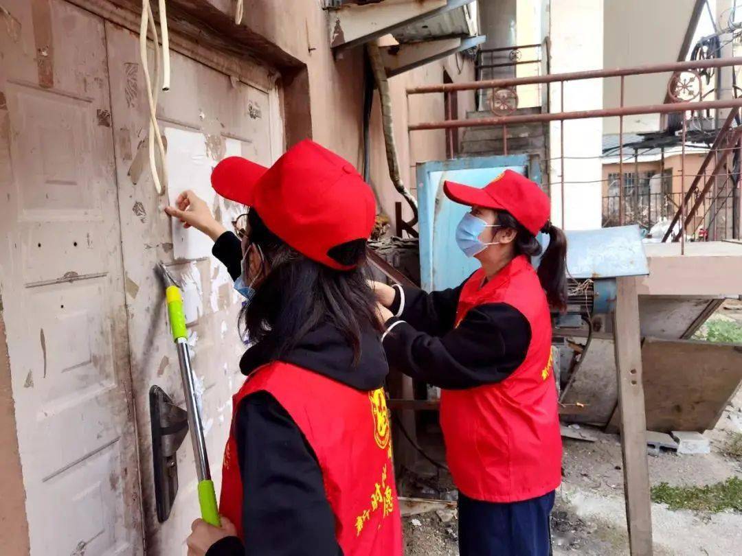 组织党员干部到友谊街道长安社区开展城市环境"大清扫"志愿服务活动
