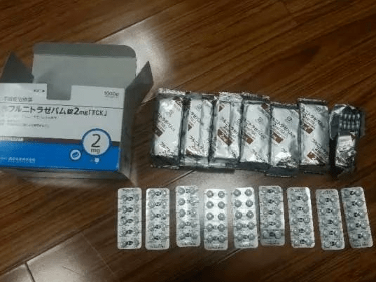 人们往往最先想到的是 动画片《蓝精灵》中 但你可能不知道 氟硝西泮