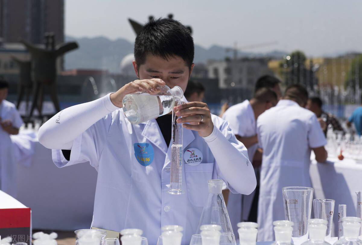 酒精勾兑有多大危害?"百姓酒"盛行60年,如今被踢出白酒界?