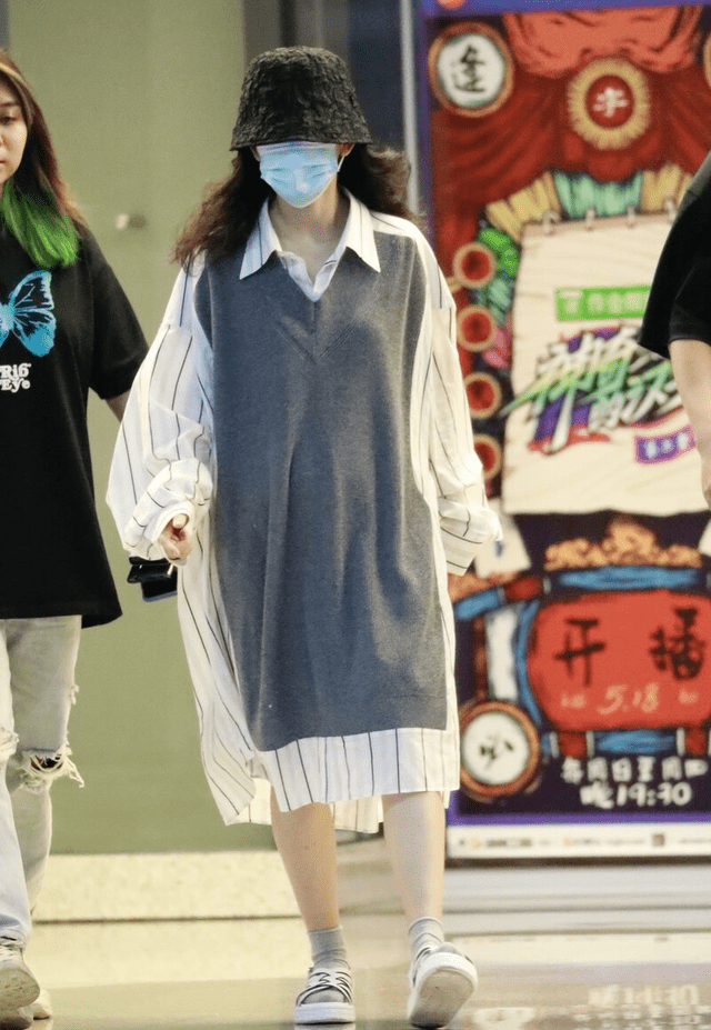 黑色 40岁的谢娜很会往年轻了穿，休闲装也有灵气，裙子展现女人味