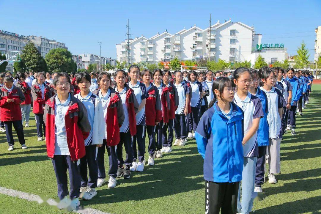 汇聚于学校操场精神抖擞地泾县稼祥中学全体师生9月23日硕果飘香