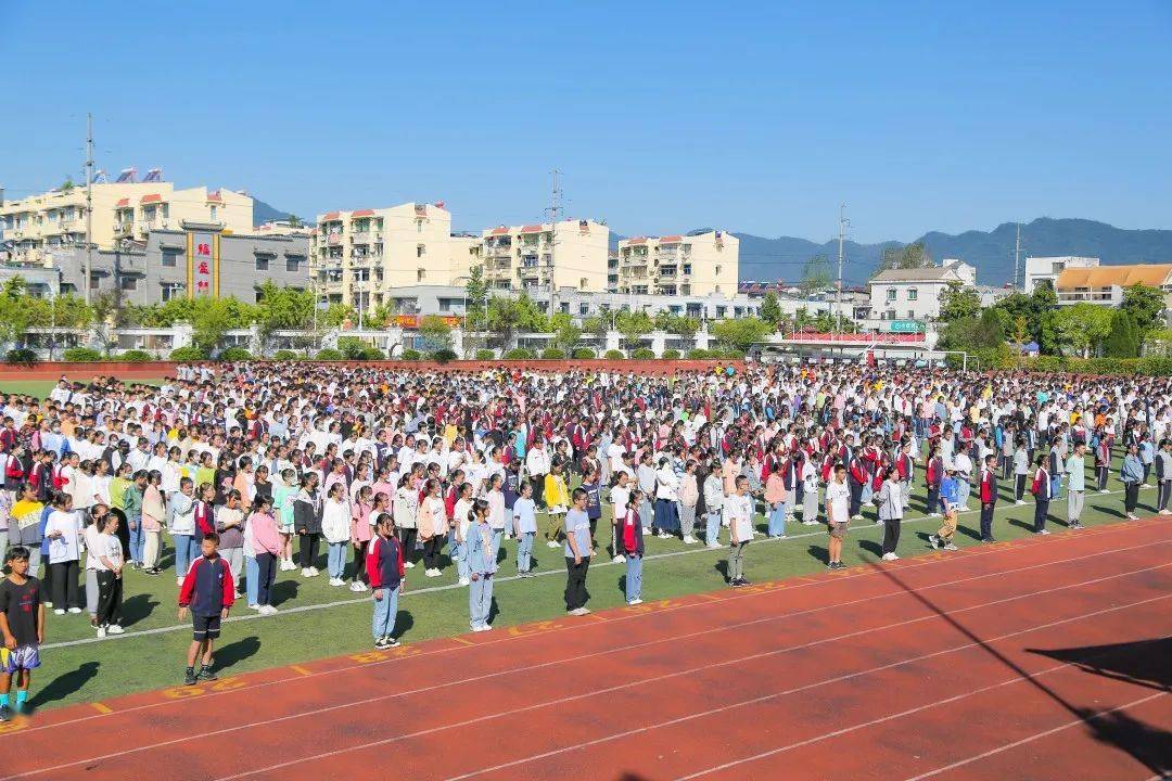 汇聚于学校操场精神抖擞地泾县稼祥中学全体师生9月23日硕果飘香