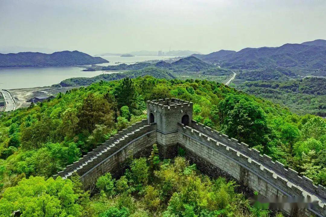 奉化黄贤湾藏着一座海上长城登顶能远眺海还能看日出日落