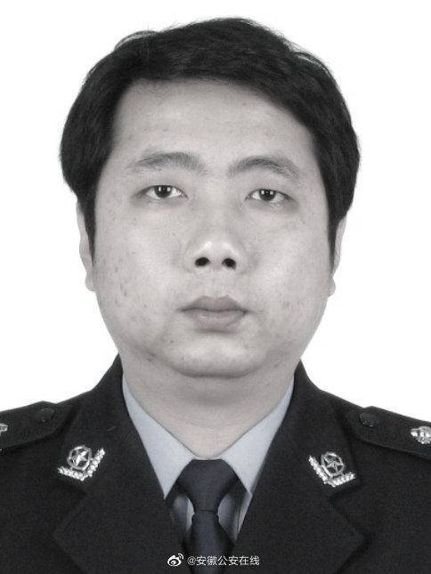 迎江分局刑警大队大要案中队中队长周磊带队赴铜陵市执行抓捕任务时