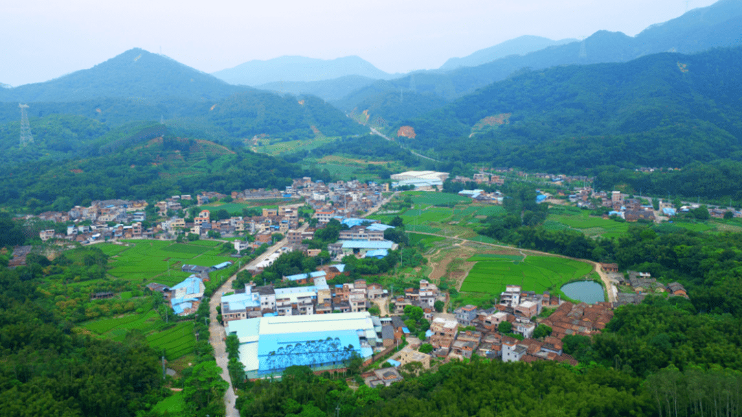 尤其是村庄西部的水库,风景更是优美. 万能村位于增城区派潭镇东南部