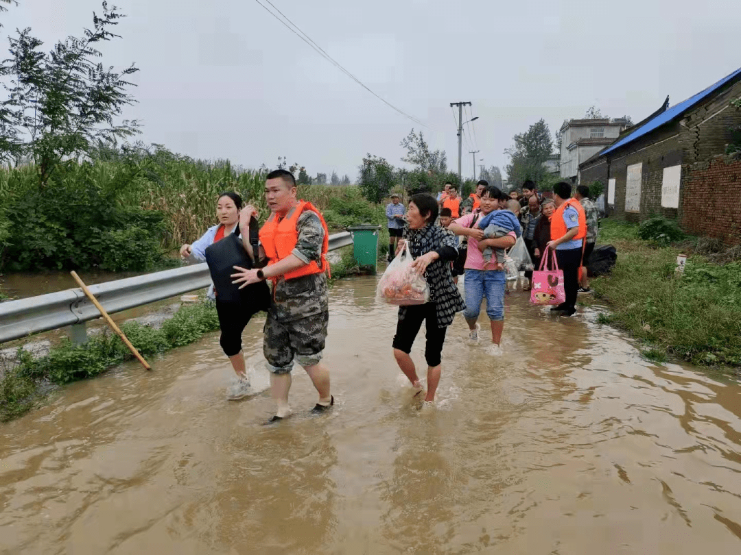 暴雨来袭叶县青年志愿者防汛救灾在一线