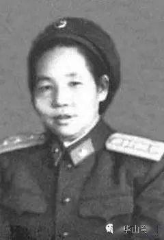 许世友上将的夫人叶群上校,林彪元帅的夫人王新兰上校(1955年授,肖