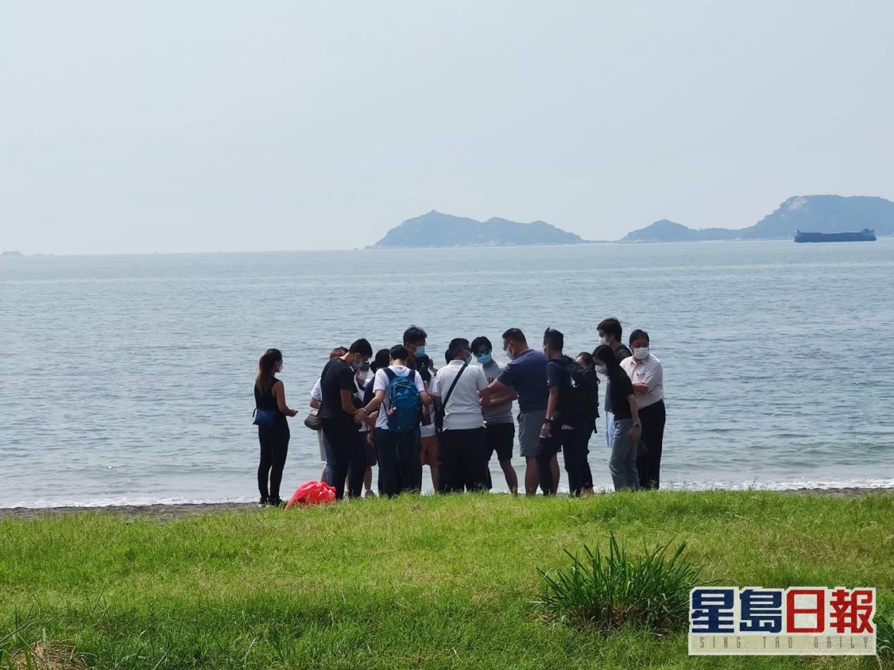 香港警务处高级督察林婉仪殉职,港媒:家属赴事发现场祭奠,同袍列队