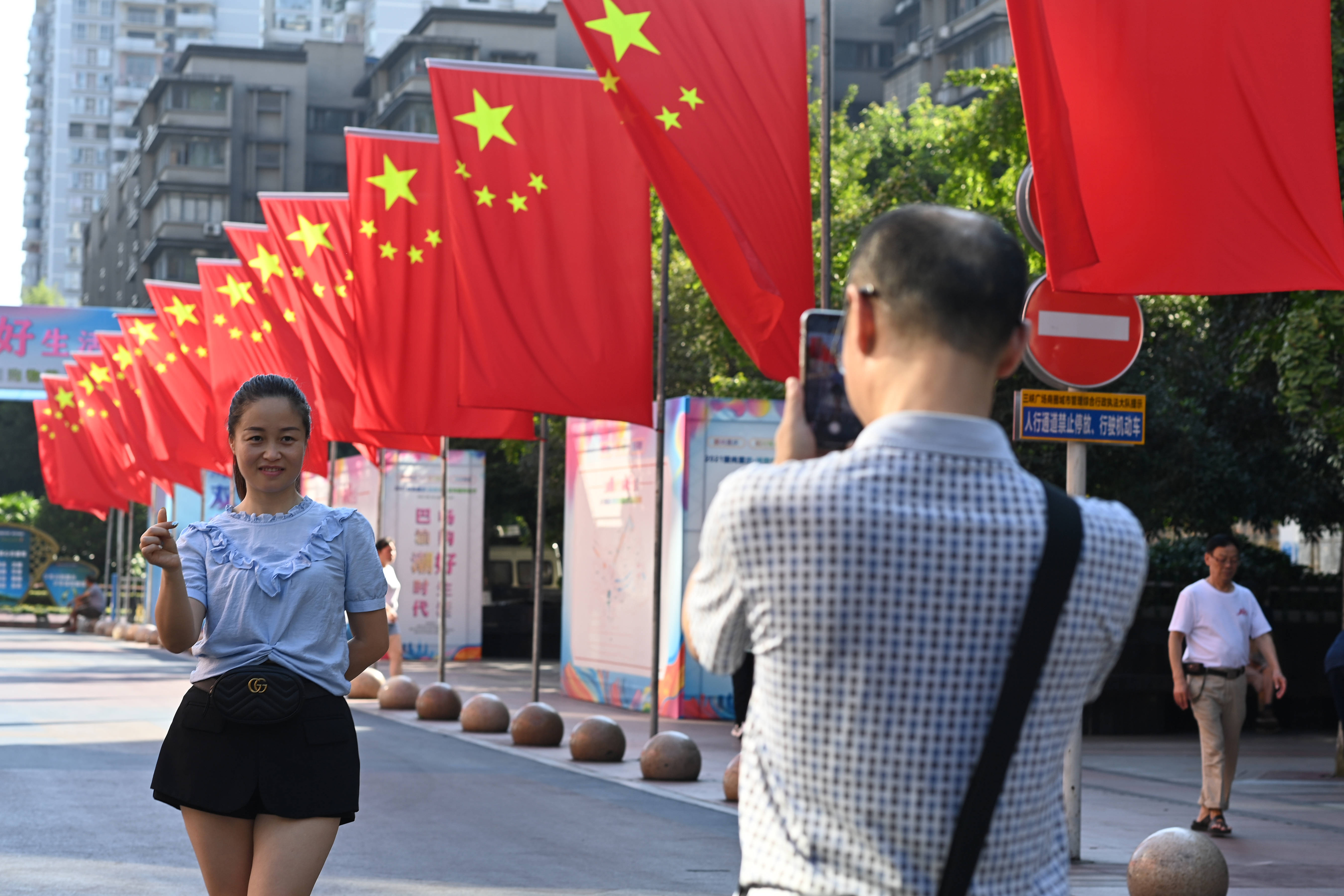 最美"中国红 国旗招展迎国庆_重庆市