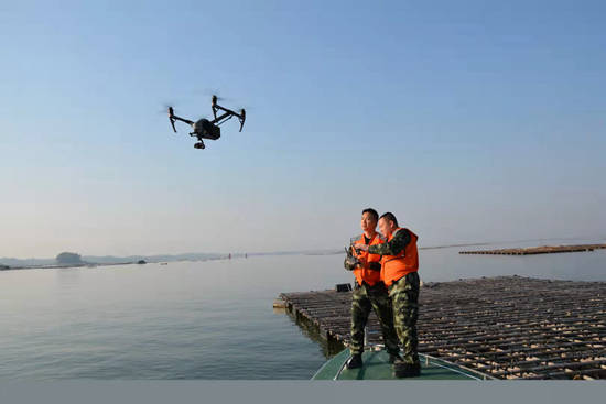 武警海警学院执法培训班学员练习操纵无人机.