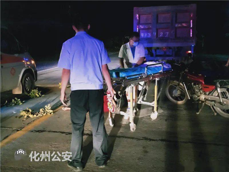 路遇交通事故,他及时出手救援_文一