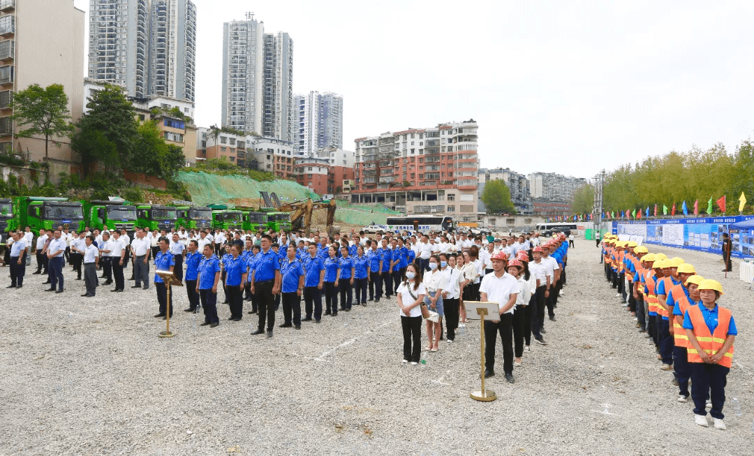 副区长杨再兵,雷君及市,区有关部门,金融机构负责人参加开工仪式.