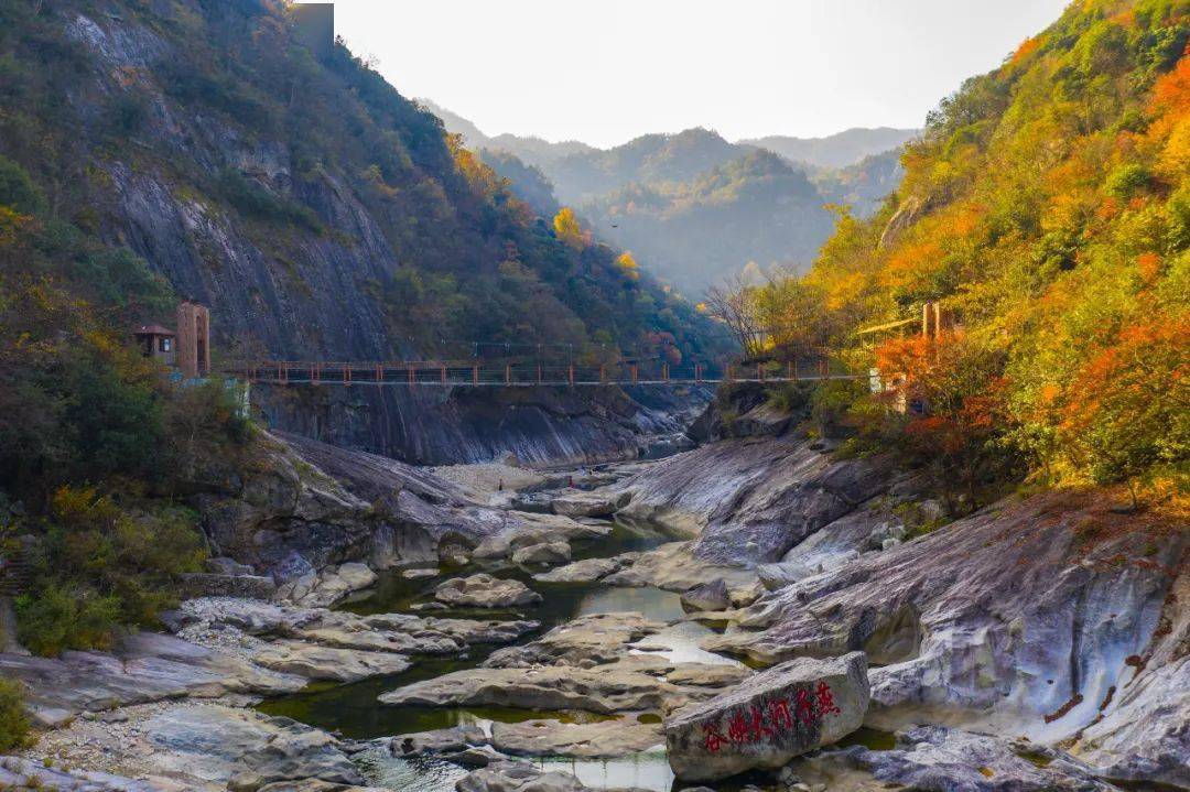 河大峡谷以险崖,奇石,幽谷,秀水而著称,位于安徽省金寨县燕子河镇境内