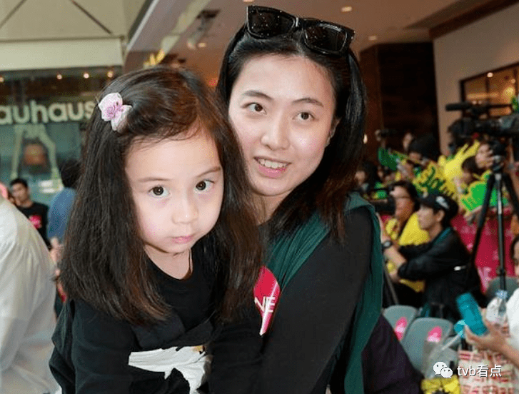 宝咏琴女儿刘秀融应该是7名子女中最低调的一位,大学毕业以后,她长居