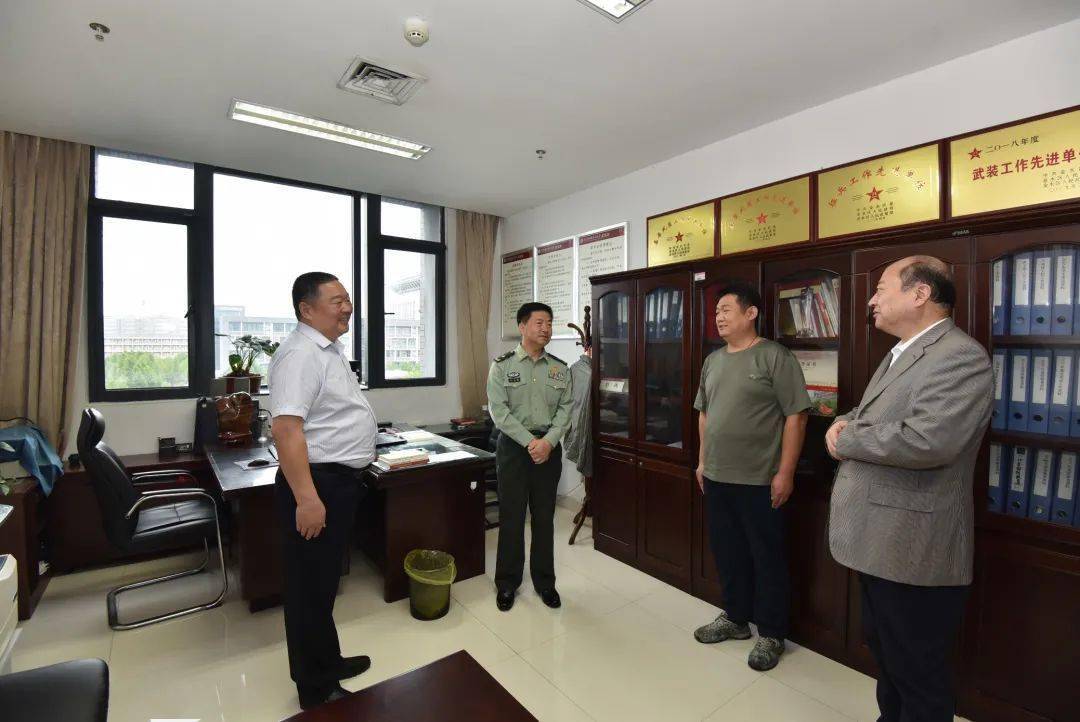 河南省军区少将政委徐元鸿到河南财经政法大学调研国防教育工作