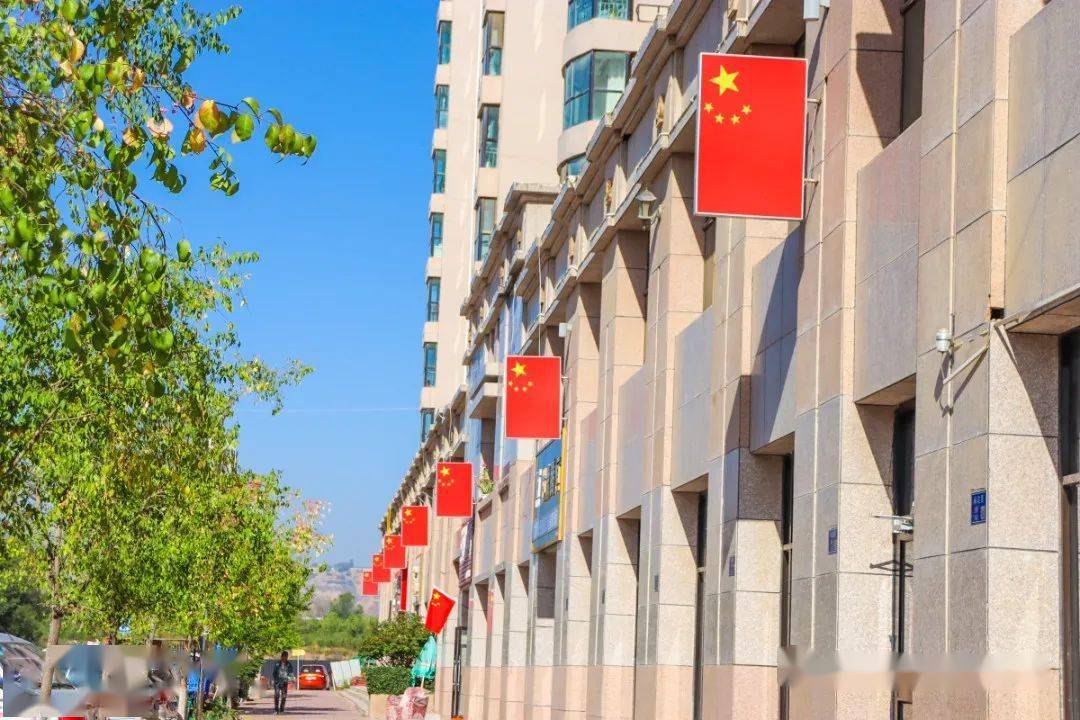 国旗飘扬!临夏市满城尽染"中国红"!_五星红旗