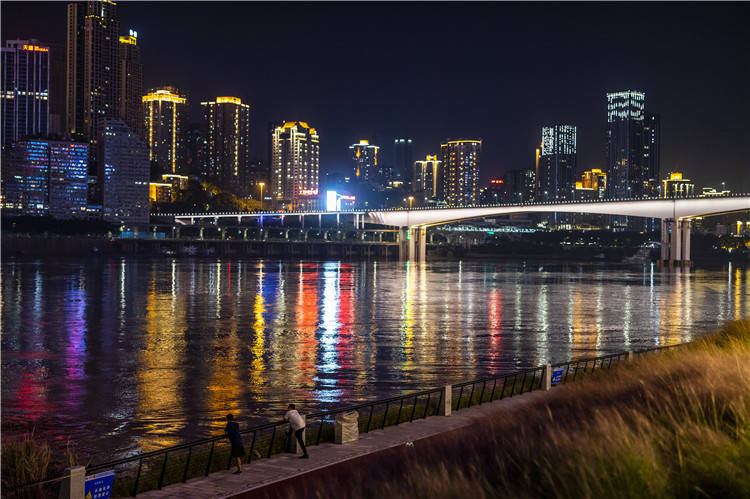 市民在重庆江北区的嘉陵江滨江步道上欣赏夜景(9月30日摄).