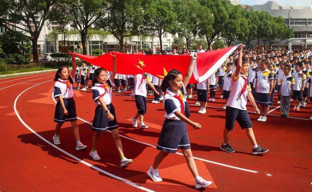 上海大中小学举行升旗仪式,把