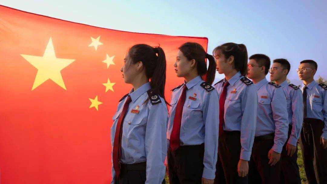 张家口市各地税务人和国旗合影,为祖国庆生!