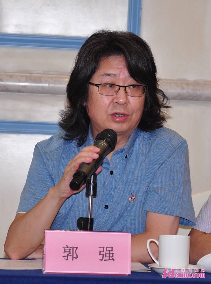 青岛市书法家协会常务副主席兼秘书长,青岛画院副院长郭强主持会议