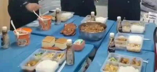 方便面是生日面,打火机是蜡烛,还有老乡送来排骨炖….